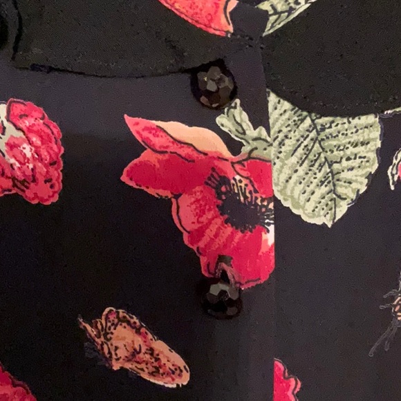 NWT.    Zoe California  size L.    Black flowered blouse - Picture 5 of 5